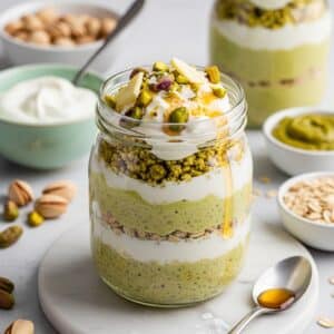 Pistachio Pudding Overnight Oats with Yogurt – Creamy, No-Cook Breakfast
